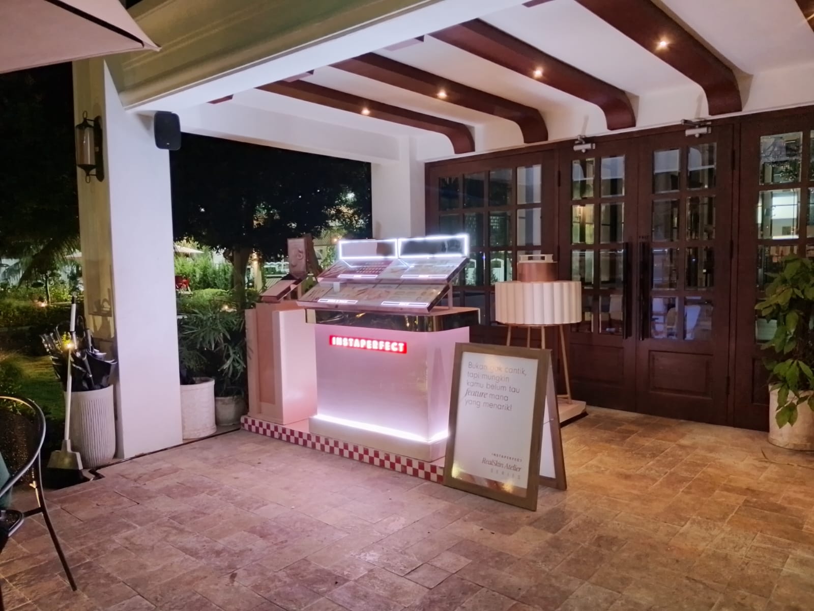 Pemasangan Booth The White Cooffe