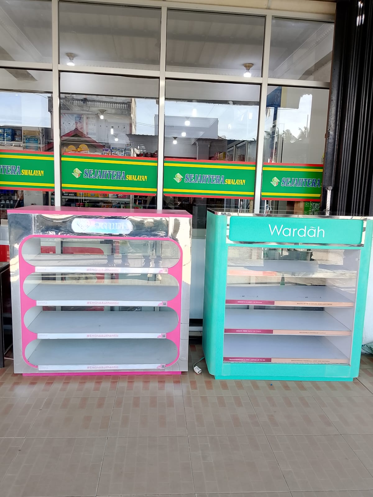 VITRIN WARDAH DAN EMINA